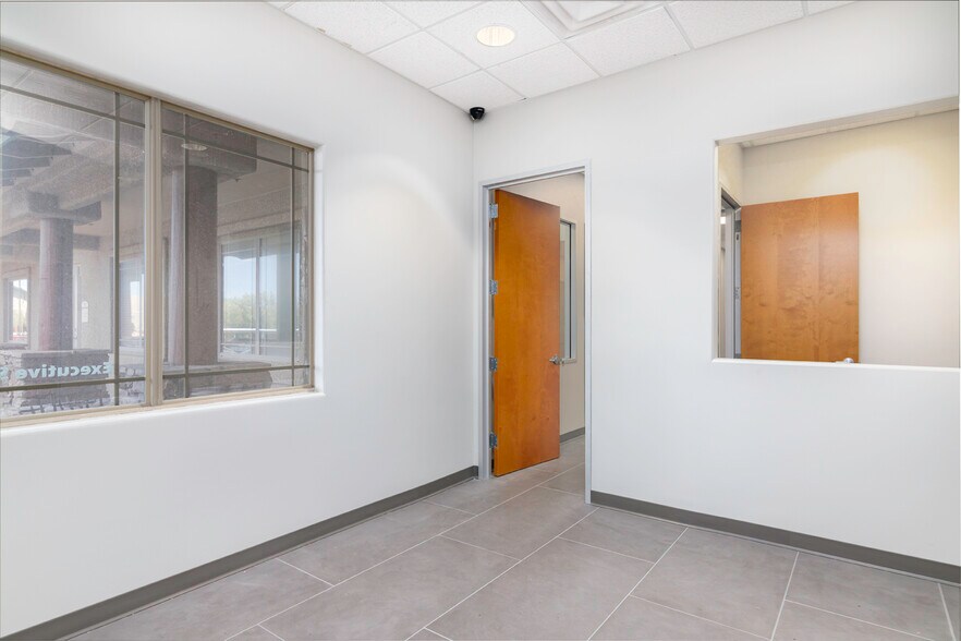 More Photos Of 10575 N 114th St, Scottsdale Office For Sale