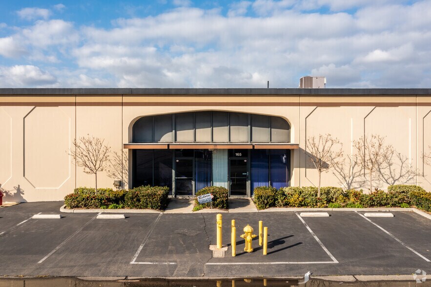 More Photos Of 163-165 E Freedom Ave, Anaheim Warehouse For Lease