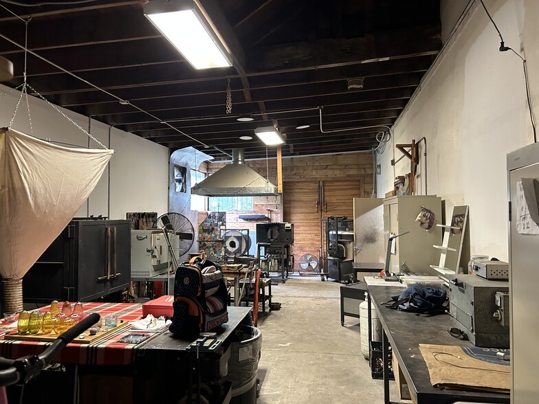 More Photos Of 1602 N Columbia Blvd, Portland Warehouse For Lease