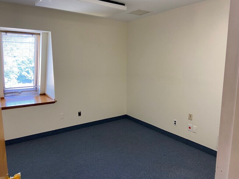 More Photos Of 253 S Washington Ave, Bergenfield Office For Lease
