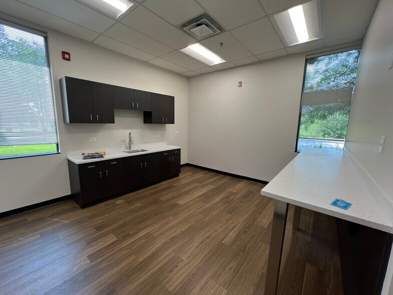 More Photos Of 1455 Sequoia Dr, Aurora Distribution For Lease