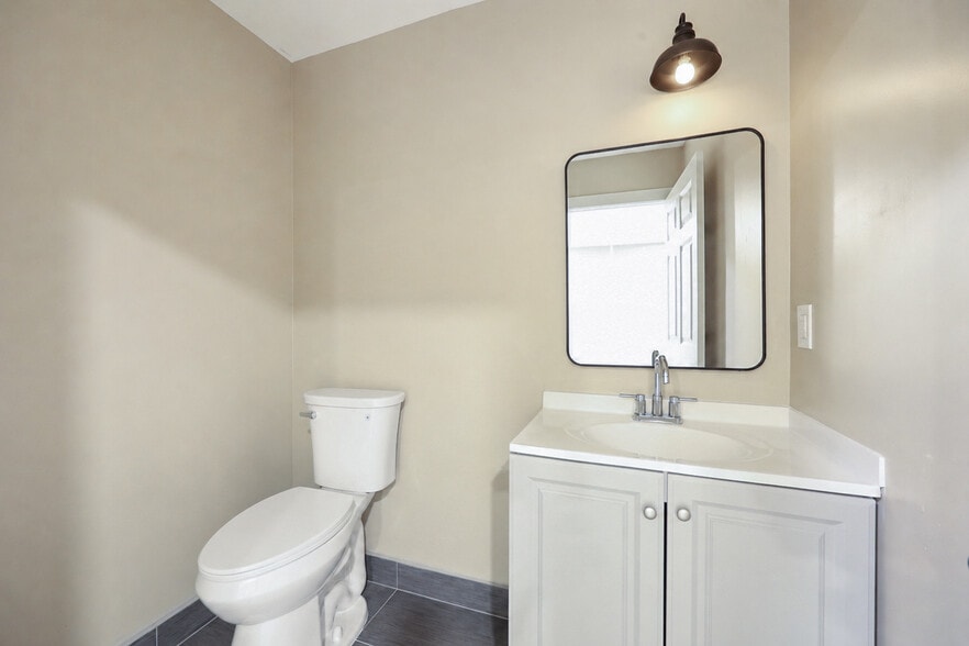 More Photos Of 12404 NE Halsey St, Portland Freestanding For Lease