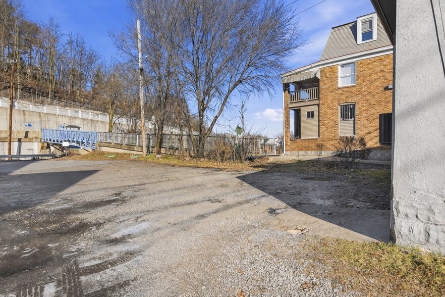 More Photos Of 2404 Saw Mill Run Blvd, Pittsburgh Storefront For Sale