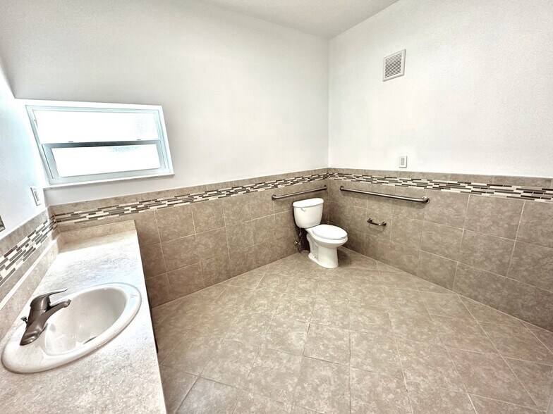 More Photos Of 1506 54th Ave N, Saint Petersburg Storefront Retail Office For Lease