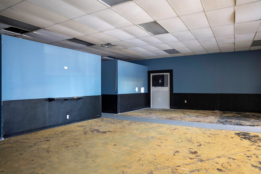 More Photos Of 1002-1010 NW Radial Hwy, Omaha Unknown For Lease