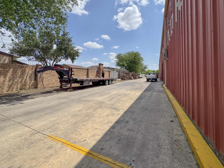 More Photos Of 5103 US Highway 59, Laredo Warehouse For Sale
