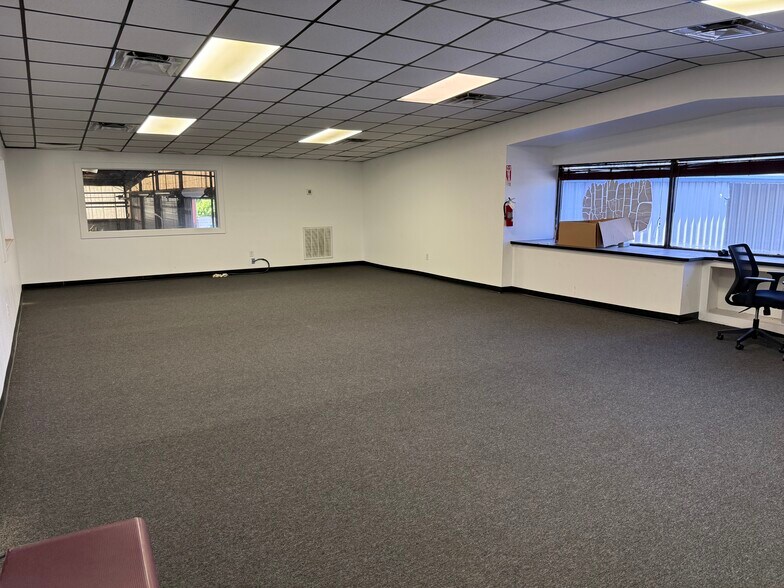 More Photos Of 5015 Causeway Blvd, Tampa Showroom For Sale