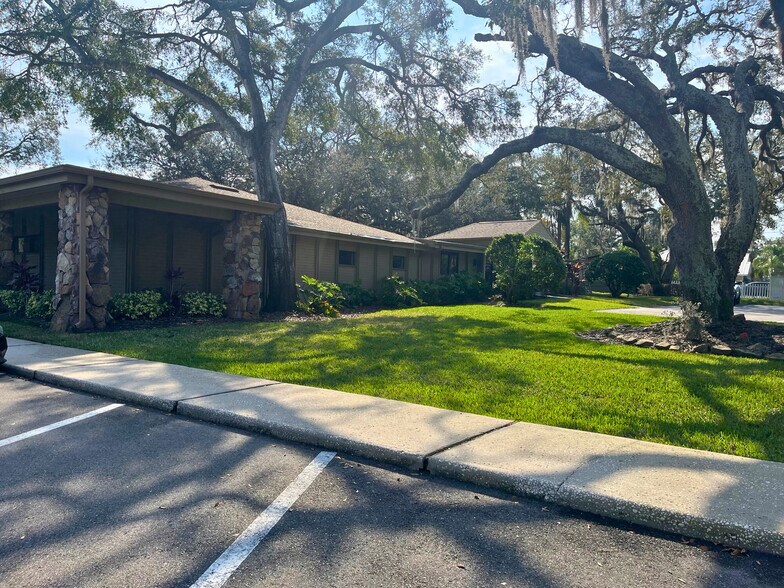 More Photos Of 911-917 S Parsons Ave, Brandon Office For Lease