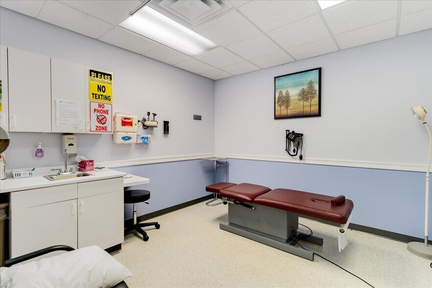 More Photos Of 207 Stage Rd, Hampstead Office For Sale