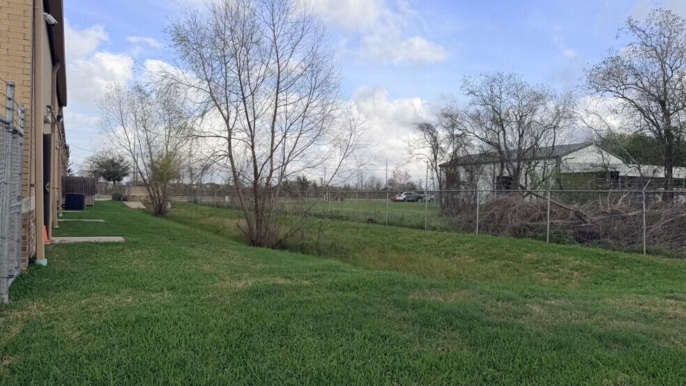 More Photos Of 1624 Hill Ave, Dickinson Storefront Retail Office For Lease