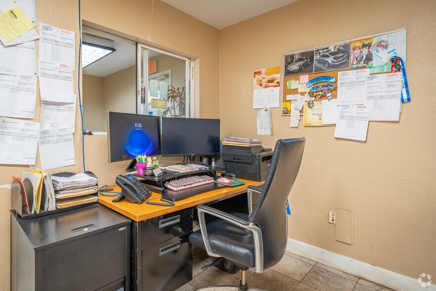 More Photos Of 909 Marcella St, Houston Warehouse For Sale