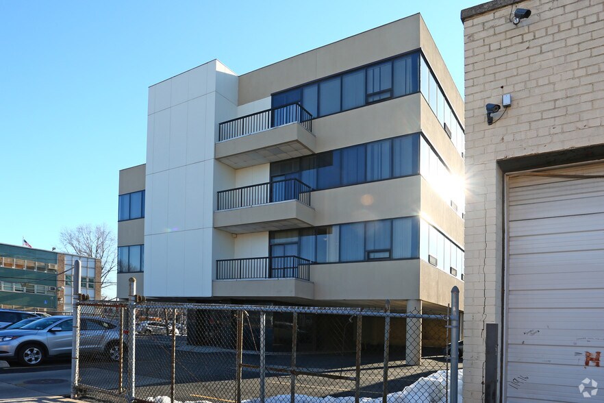 More Photos Of 59-07 175th Pl, Fresh Meadows Medical For Lease