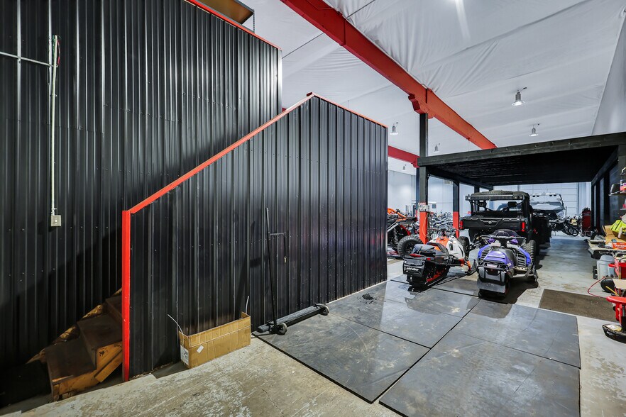 More Photos Of 7168 N Government Way, Dalton Gardens Warehouse For Sale