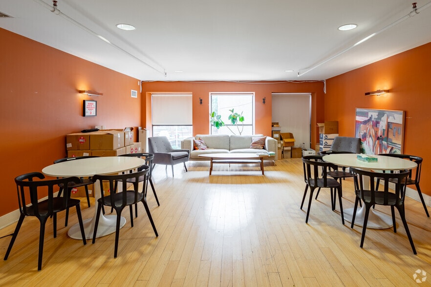 More Photos Of 3020 N Lincoln Ave, Chicago Storefront For Lease