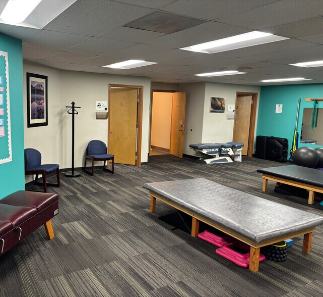 More Photos Of 862 SE Oak St, Hillsboro Medical For Sale