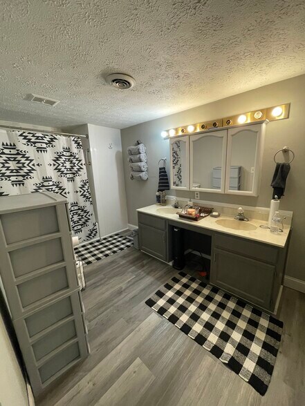 More Photos Of 5002 S Walnut St, South Bloomfield Storefront For Sale