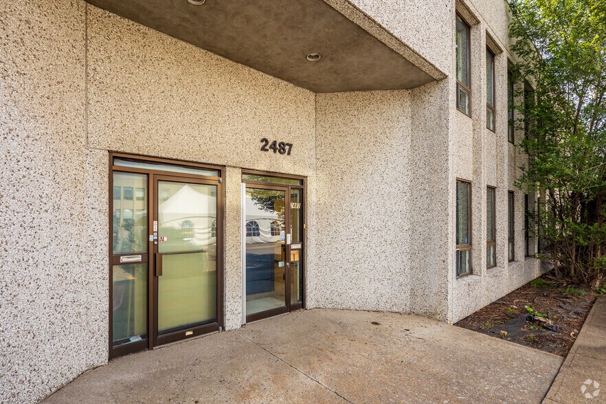 More Photos Of 2403-2467 Rue Guénette, Saint-Laurent Unknown For Lease