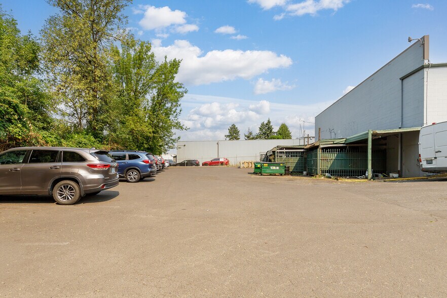 More Photos Of 17635 SE McLoughlin Blvd, Milwaukie Freestanding For Sale