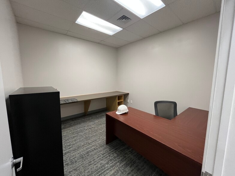 More Photos Of 7901 Benjamin Rd, Tampa Light Distribution For Lease