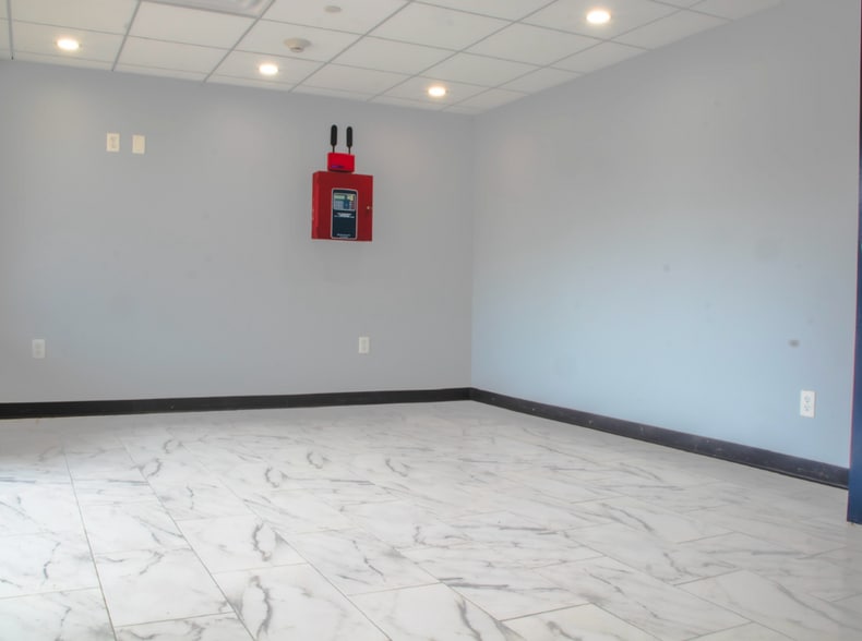 More Photos Of 826 Crescent St, Brockton Freestanding For Lease