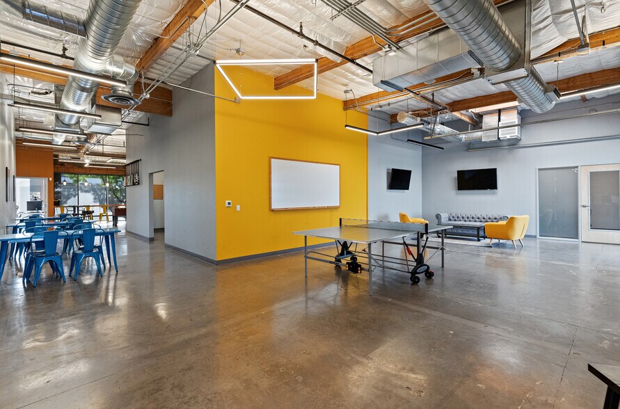 More Photos Of 2410 W Royal Palm Rd, Phoenix Light Manufacturing For Sale