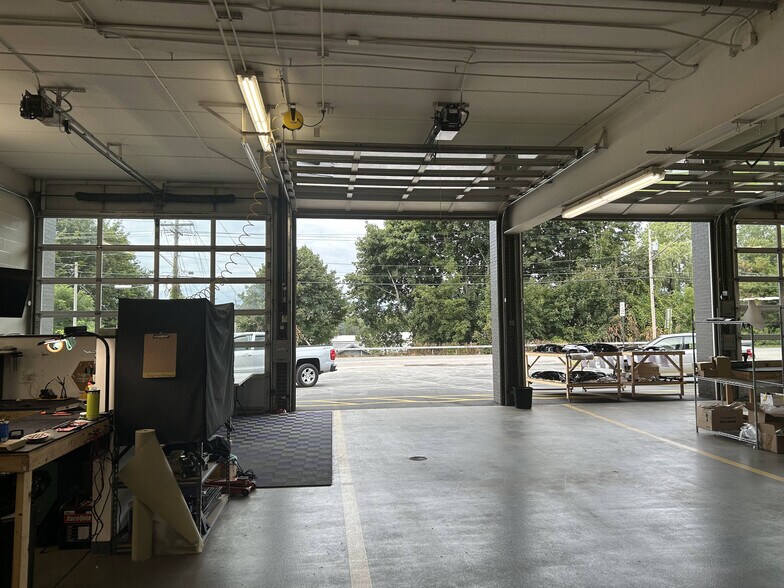 More Photos Of 70 Ridge Rd, Ontario Showroom For Lease