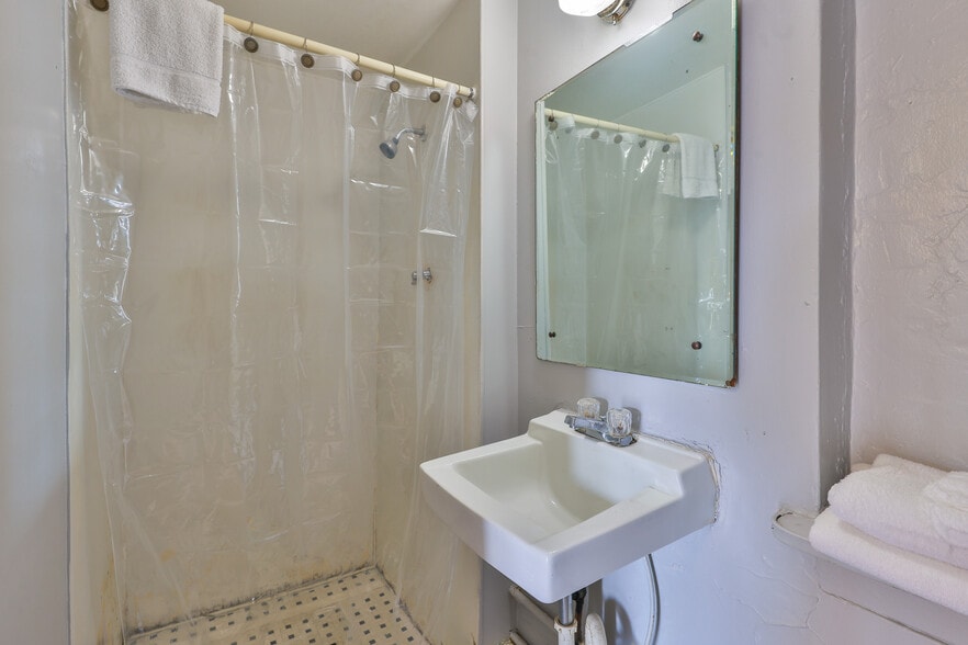 More Photos Of 551 Elm St, Martin Hotel For Sale