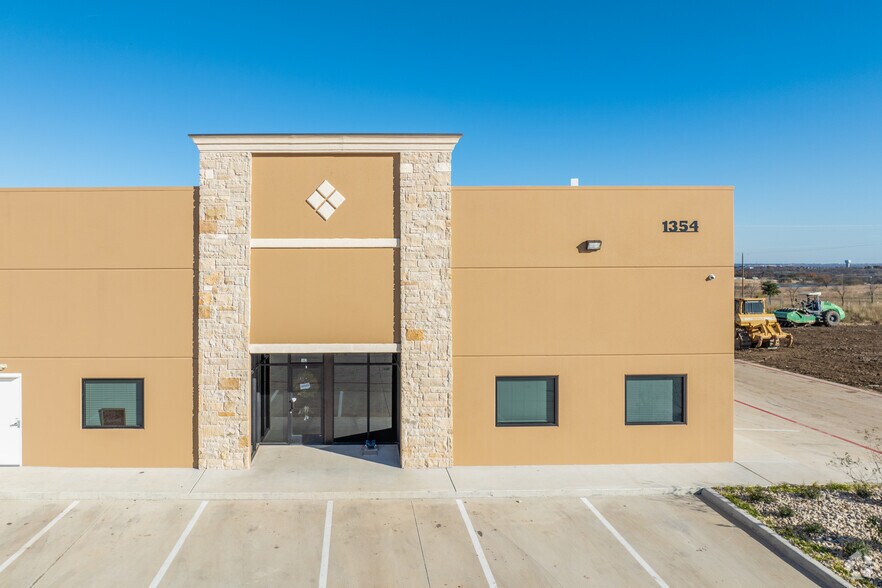 More Photos Of 1354 Ranchers Legacy Trl, Fort Worth Warehouse For Lease