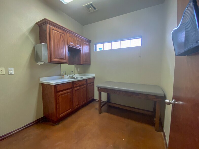 More Photos Of 2400 Palmer Cir, Norman Medical For Lease