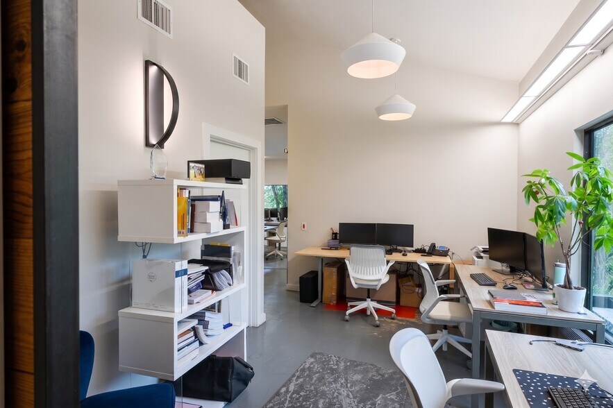 More Photos Of 612 Winflo Dr, Austin Office For Lease