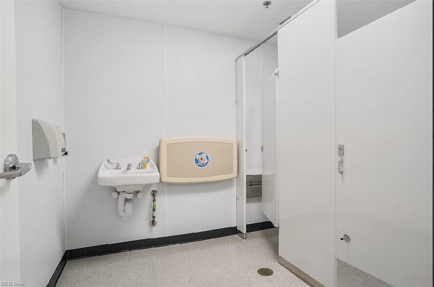 More Photos Of 475 E 185th St, Euclid Drugstore For Sale