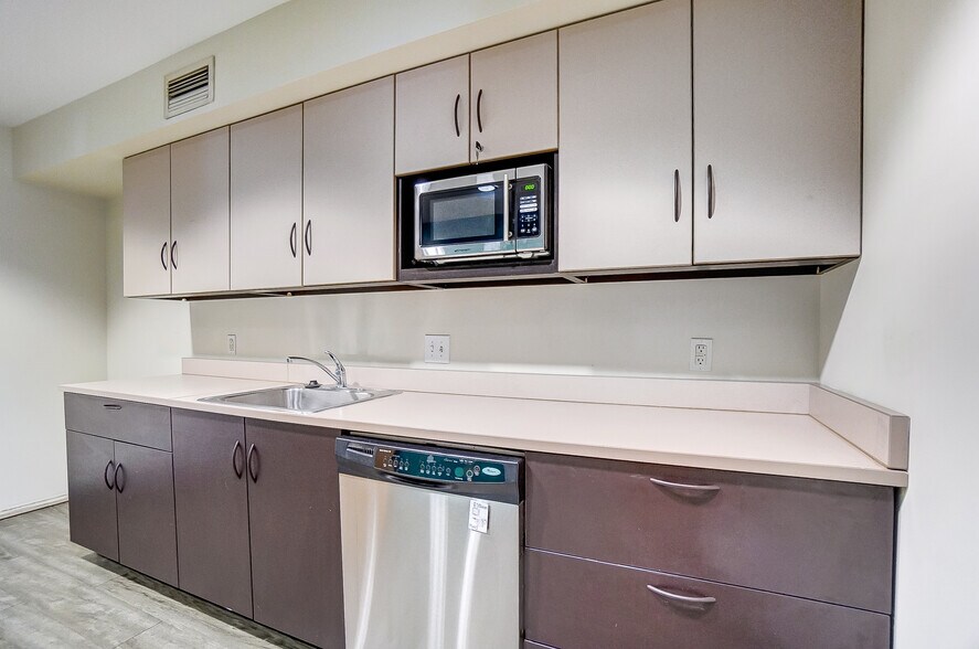 More Photos Of 3925-3927 Brotherton Rd, Cincinnati Office For Sale