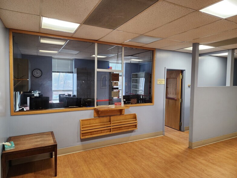 More Photos Of 1389 W Main St, Waterbury Office For Sale