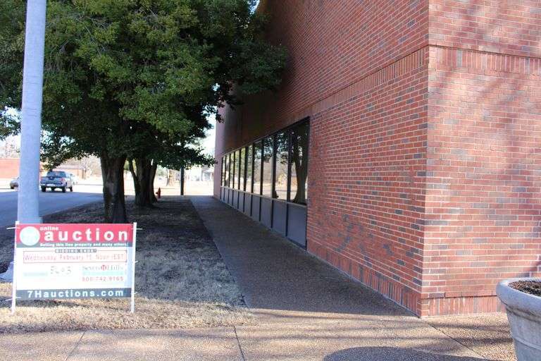 More Photos Of 604 Washington Ave, Greenville Bank For Lease