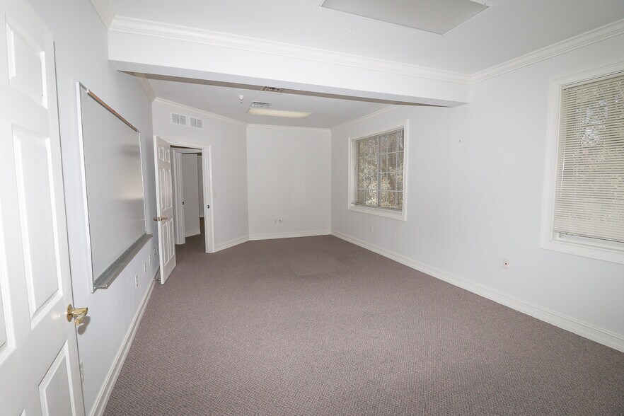 More Photos Of 3225 Shallowford Rd, Marietta Office For Lease