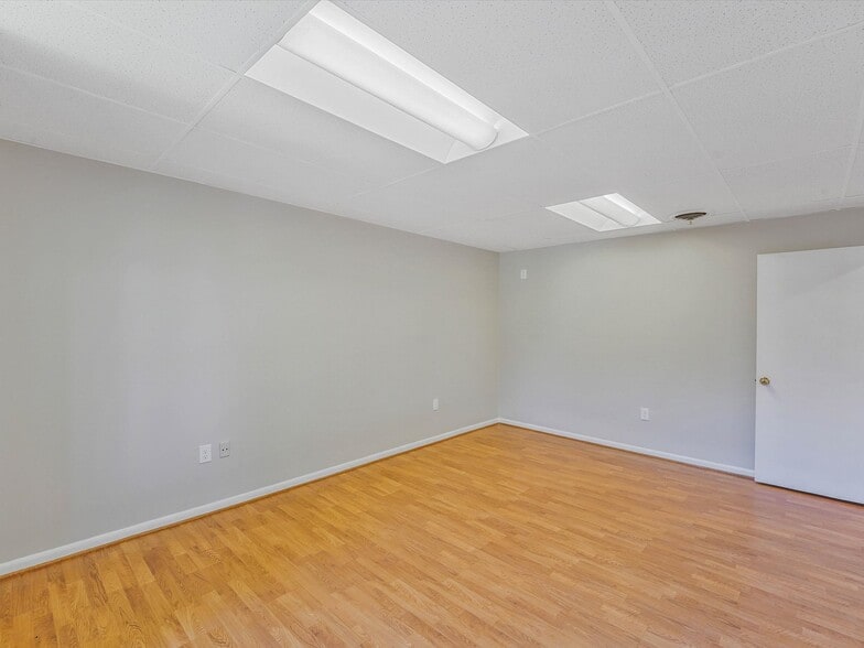 More Photos Of 311 Maple Ave W, Vienna Medical For Lease