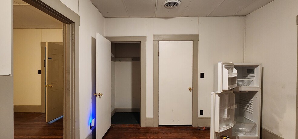 More Photos Of 104 E Main St, Washington Flex For Sale