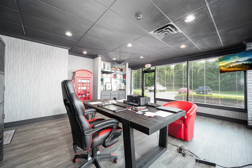 More Photos Of 300 Heath Rd, Heath Airplane Hangar For Sale