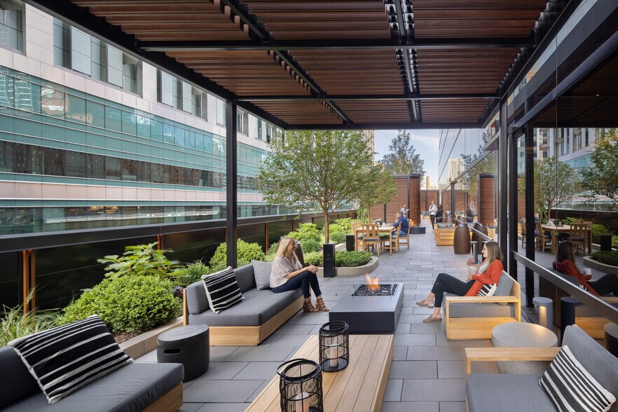 More Photos Of 500 W Madison St, Chicago Office For Lease