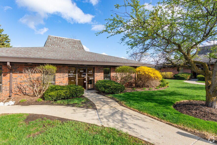 More Photos Of 1803 Hicks Rd, Rolling Meadows Unknown For Lease