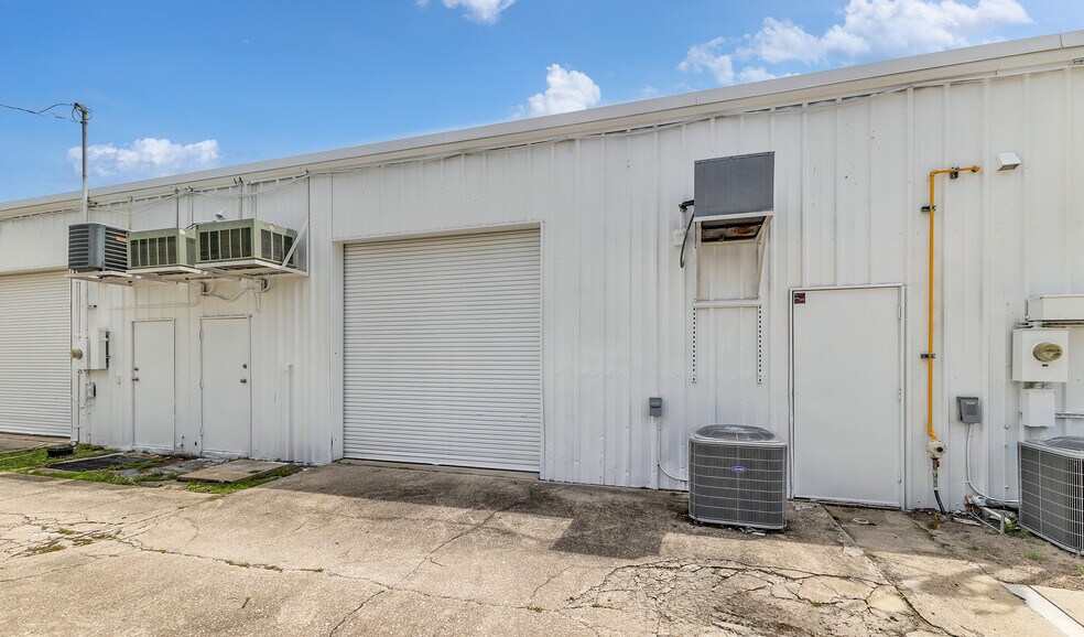 More Photos Of 1604-1680 N Ronald Reagan Blvd, Longwood Showroom For Lease