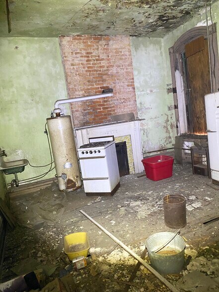 More Photos Of 226 6th St, Augusta Freestanding For Sale