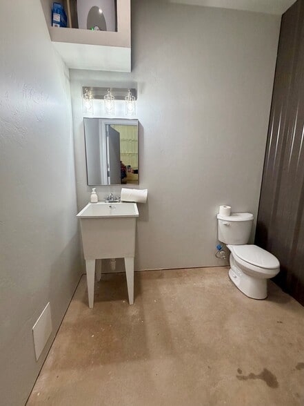 More Photos Of 11401 Black Sand Dr, Edmond Warehouse For Lease