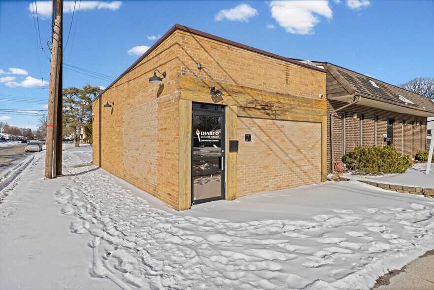 Primary Photo Of 17503 Stephens Dr, Eastpointe Freestanding For Sale