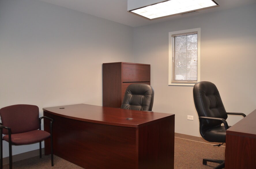 More Photos Of 718 N Bridge St, Yorkville Office For Lease