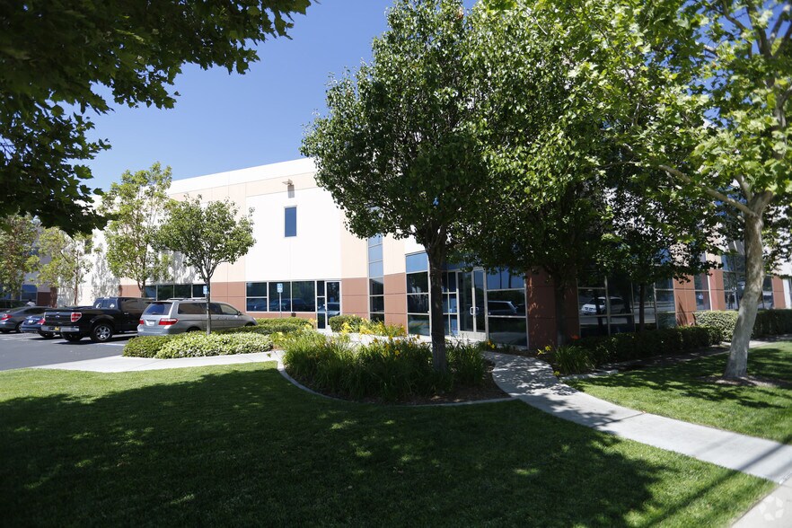 More Photos Of 7535 N San Fernando Rd, Burbank Light Manufacturing For Lease