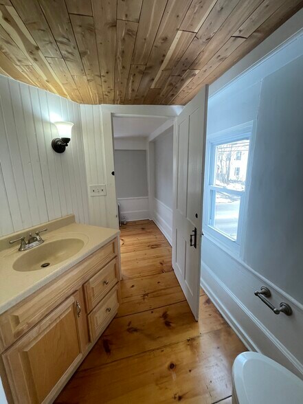 More Photos Of 3 Portsmouth Ave, Exeter General Retail For Lease