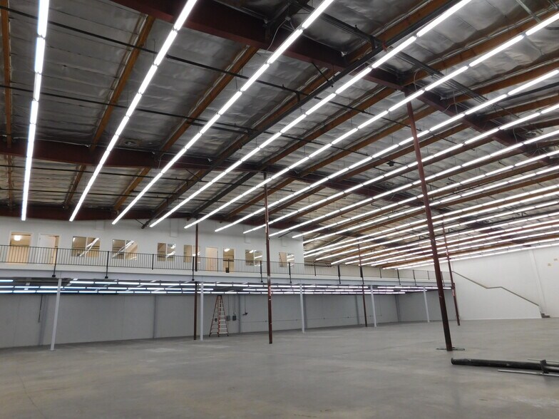 More Photos Of 365 E Jefferson Blvd, Los Angeles Warehouse For Lease