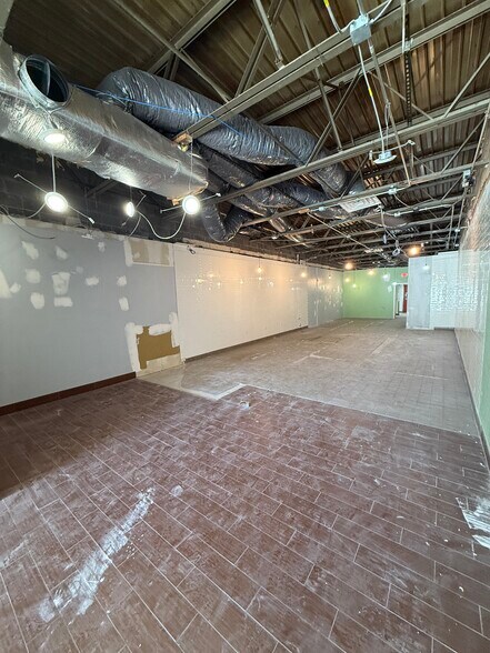 More Photos Of 945-965 E Summit St, Milford General Retail For Lease