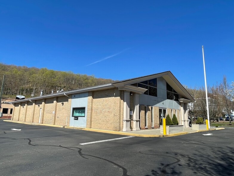 Primary Photo Of 194 Amity Rd, Woodbridge Bank For Lease